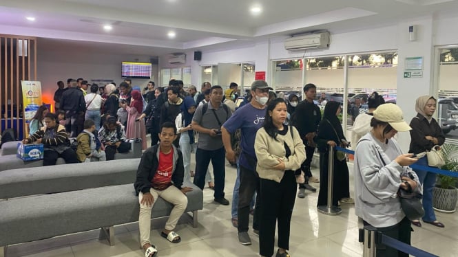 Calon penumpang antre pengembalian tiket di Stasiun Semarang Tawang.