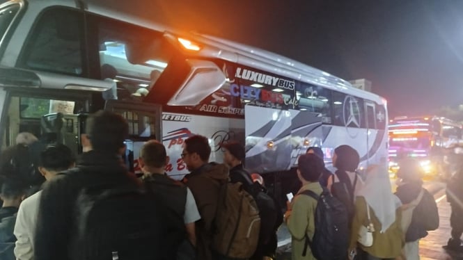 Penumpang kereta api dialihkan ke bus akibat KA anjlok.