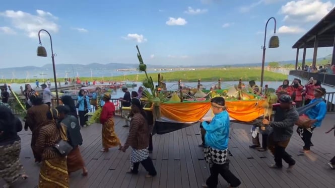 Warga Mengarak Gunungan Dalam Larung Sesaji Rawapening