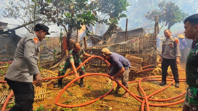 Petugas Bersama Warga Padamkan Kebakaran Di Susukan, Kab. Semarang