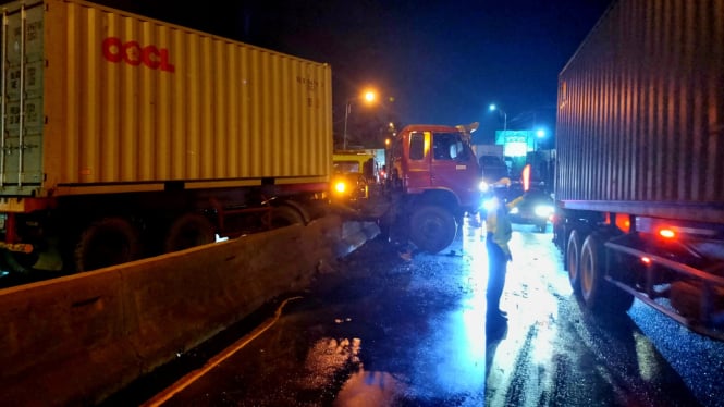 Truk Kontainer Lompat Median Jalan Setinggi 80 Cm di Kab. Semarang