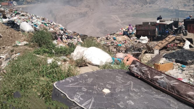 Timbunan sampah di TPA ilegal Rowosari Semarang.