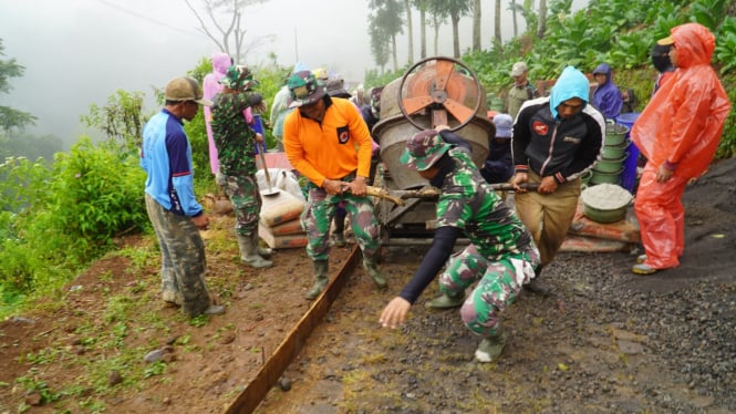 Prajurit TNI dan warga berjibaku di TMMD Temanggung.