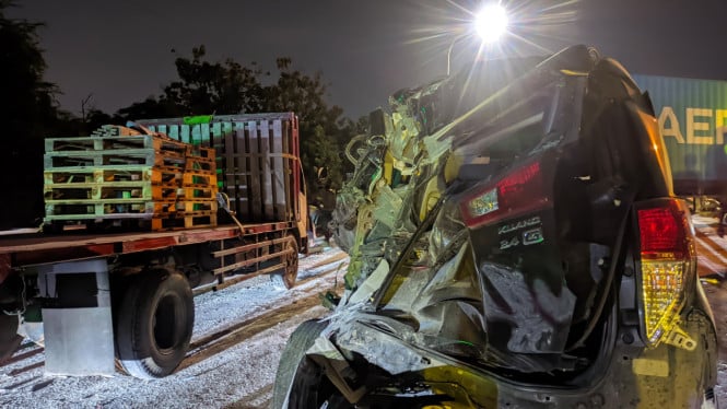 Kecelakaan 6 kendaraan di jalan tol Semarang ABC.