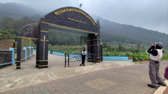 Wisata fun walk di kaki Gunung Andong.