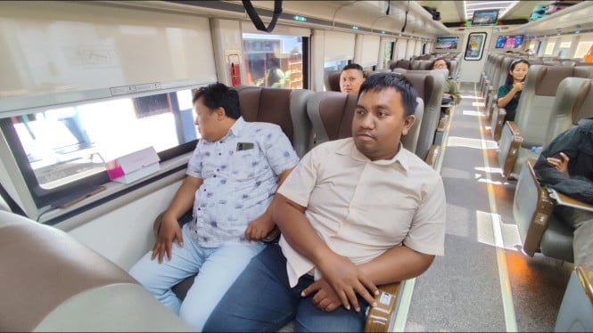 Penumpang kereta api manfaatkan diskon tiket.