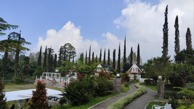 Omah Kembang, tempat makan di lereng Merbabu.