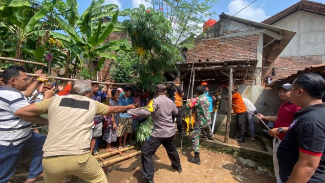 Tim SAR evakuasi korban tercebur sumur di Pemalang.