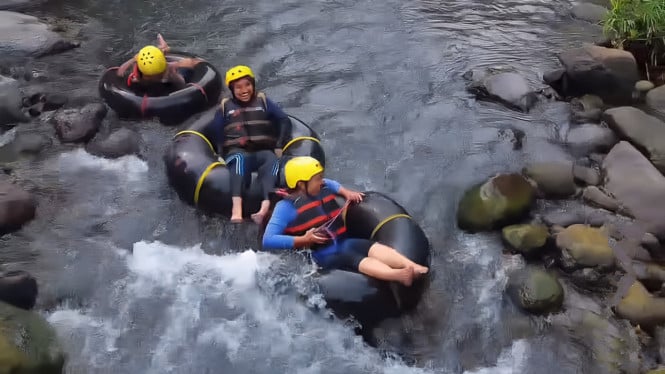 Arung jeram tubing di Klaten.