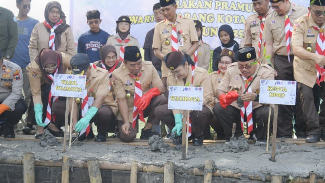 Hari Pramuka, Wali Kota Semarang tanam mangrove.