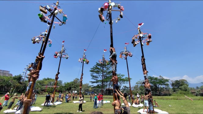 Lomba panjat pinang HUT ke 80 RI di Saloka Theme Park.