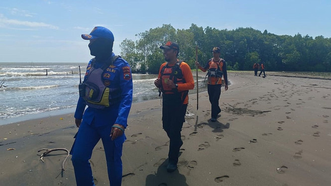 Tim SAR menyisir Pantai, cari korban tercebur ke laut.