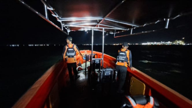 Kapal Basarnas Semarang mencari korban kapal terbalik di Kendal.