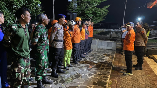 Tima SAR lakukan pencarian korban di Tanjung Emas Semarang.