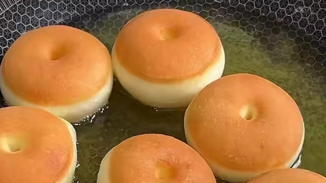 Resep cara membuat donat dengan budget hemat.
