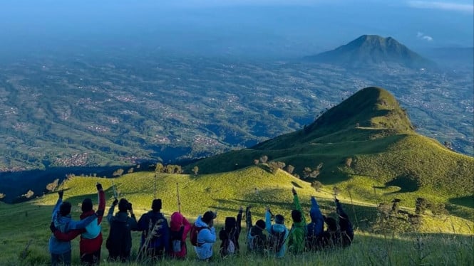 Panorama di puncak Gunung Merbabu.