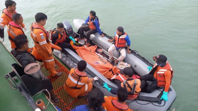 Tim SAR gabungan menemukan korban tersapu ombak di Semarang.