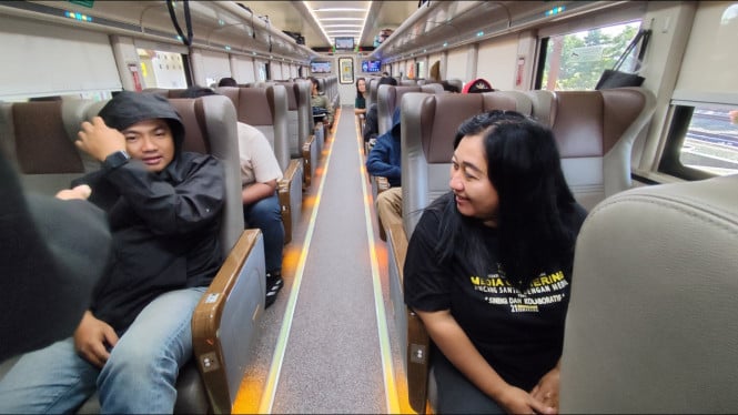 Suasana di dalam kereta api eksekutif.