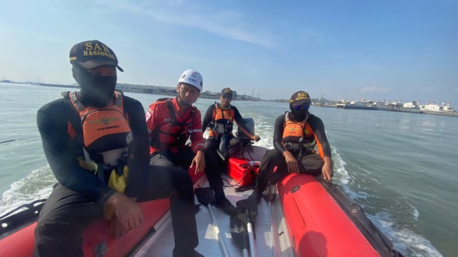 Operasi pencarian pemancing yang disapu ombak di Tanjung Emas.
