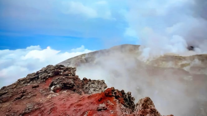 Gunung Slamet, atapnya Jawa Tengah.