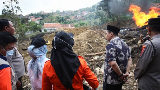 Sumur minyak ilegal di Blora masih terbakar.