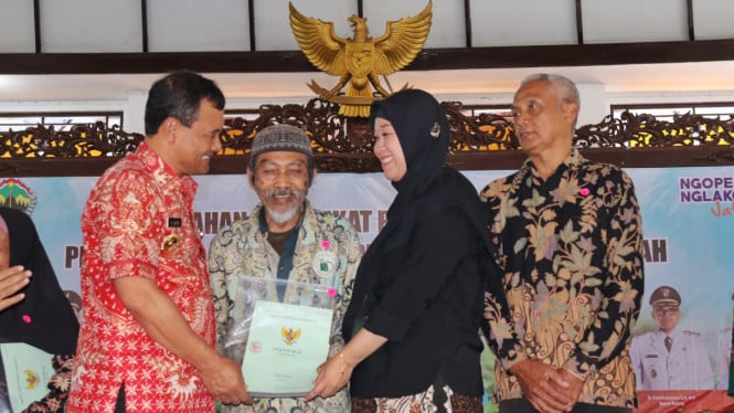 Penyerahan sertifikat tanah menandai penghapusan hutang petani.