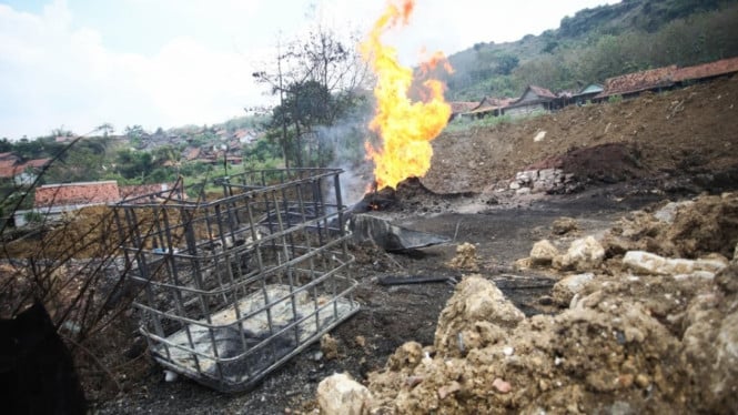 Kebakaran sumur minyak ilegal di Blora.