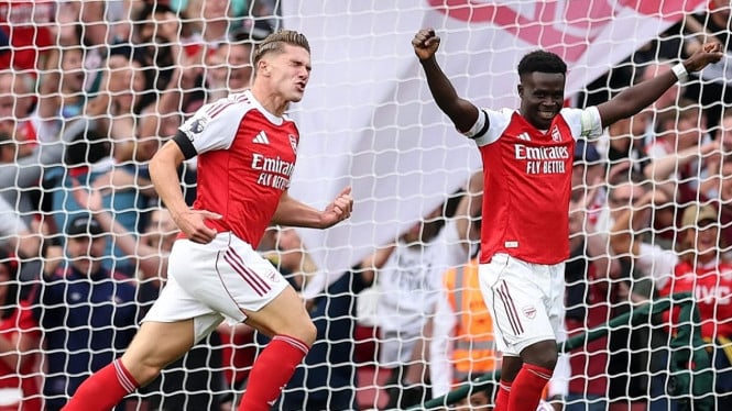 Arsenal rayakan gol ke gawang Leeds United.