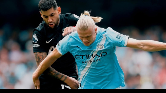 Erling Haaland dikawal ketat bek Tottenham Spurs.