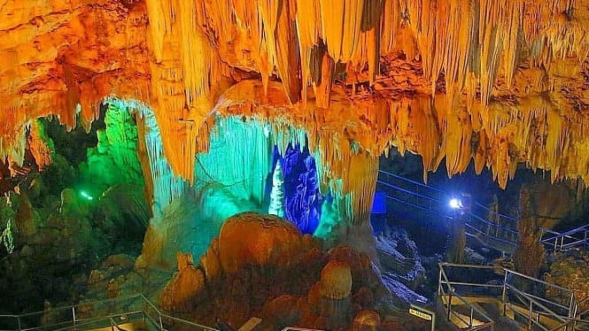Wisata Goa Gong Pacitan.