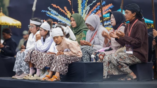 Ritual cukur rambut gimbal anak di Dieng.