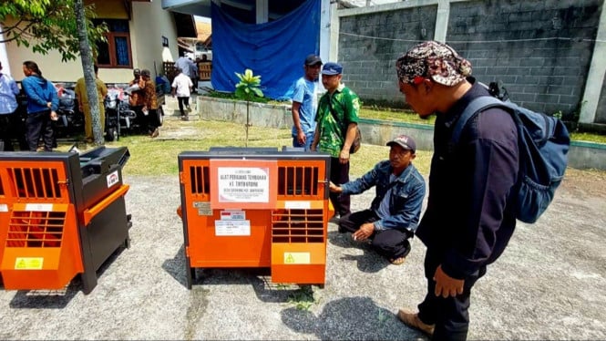 Pemkab Semarang Serahkan Alsintan Ke Petani