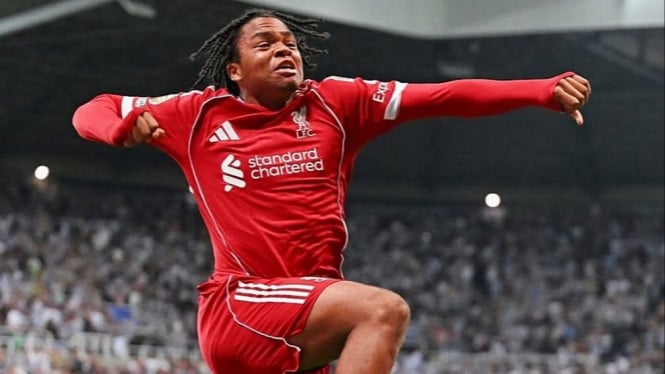 Rio Ngumoha rayakan gol untuk Liverpool.