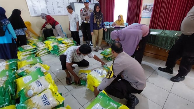 Warga Antri Beli Beras Murah Di Kel. Bandarjo Ungaran kab Semarang