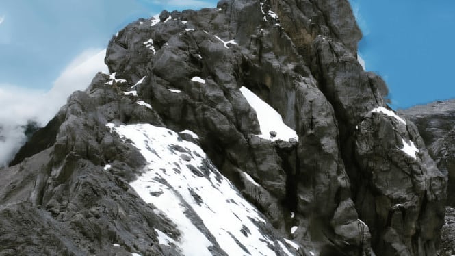 Salju abadi di puncak Cartenz Jayawijaya.