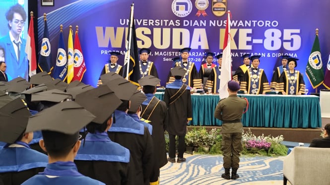 Wisuda ke 85 Universitas Dian Nuswantoro Semarang.