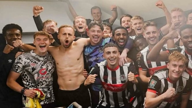Pemain Grimsby Town rayakan kemenangan atas Manchester United.
