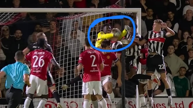 Kiper MU Andre Onana "menangkap" kepala pemain Grimsby.