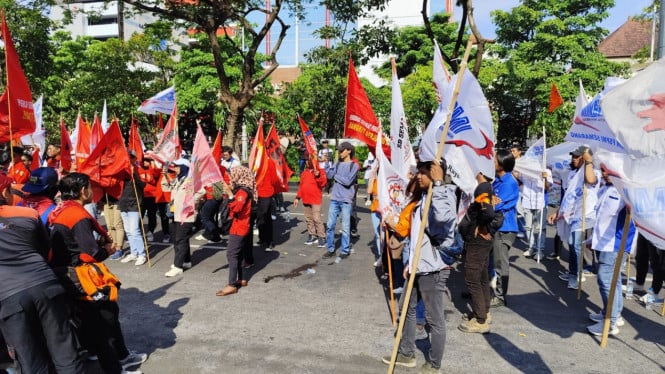 Unjuk rasa buruh di Jalan Pahlawan Semarang.