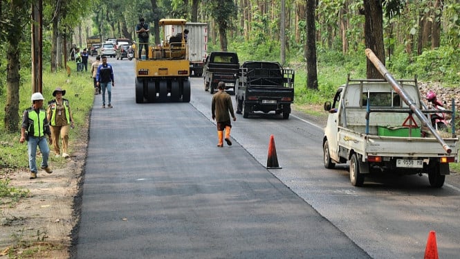 Perbaikan jalan Pemalang-Bantarbolang menuju Purbalingga.