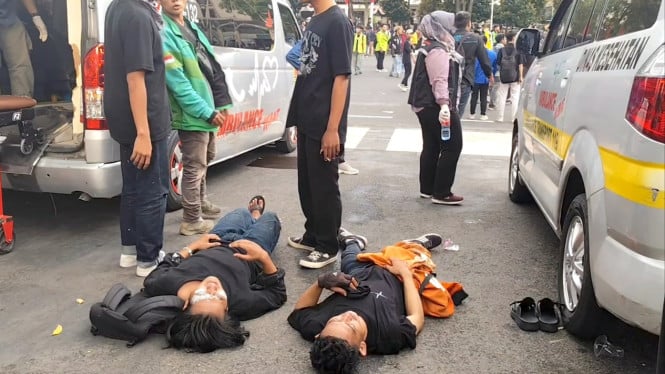 Pengunjuk rasa tumbang terkapar gas air mata saat demo di Semarang.