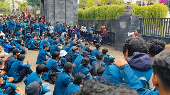 Aksi demo mahasiswa Undip di Mapolda Jateng, Sabtu (30/8/25).