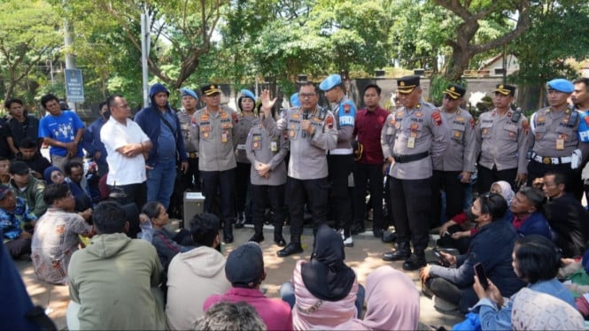 Ortu anak-anak yang demo, datang ke Polda Jateng.