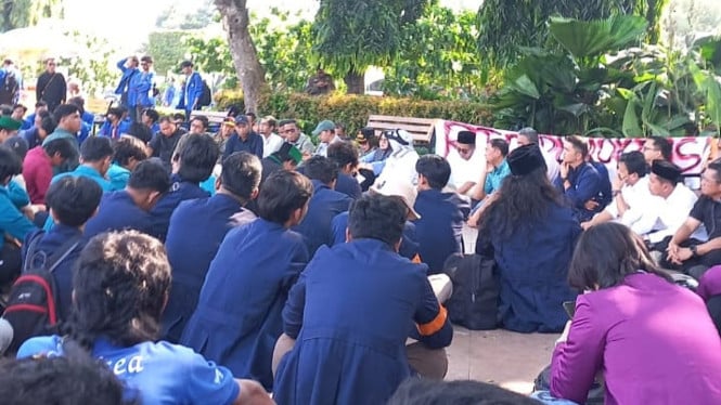 Mahasiswa gelar aksi damai di Simpang Lima Semarang.