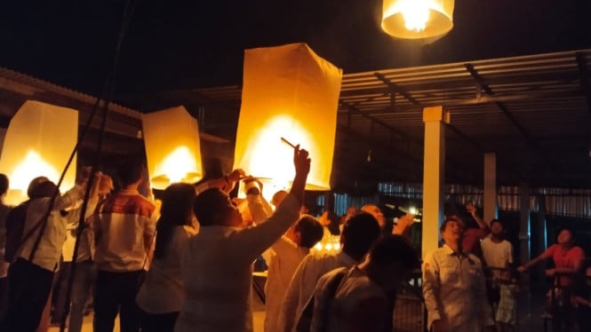 Umat Lintas Agama Terbangkan Lampion Sebagai Harapan Indonesia Damai