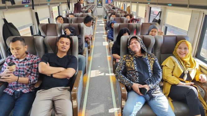 Penumpang kereta api dari Semarang.