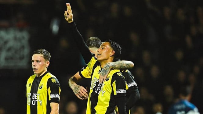 Miliano Jonathans acungkan jarinya setelah cetak gol.