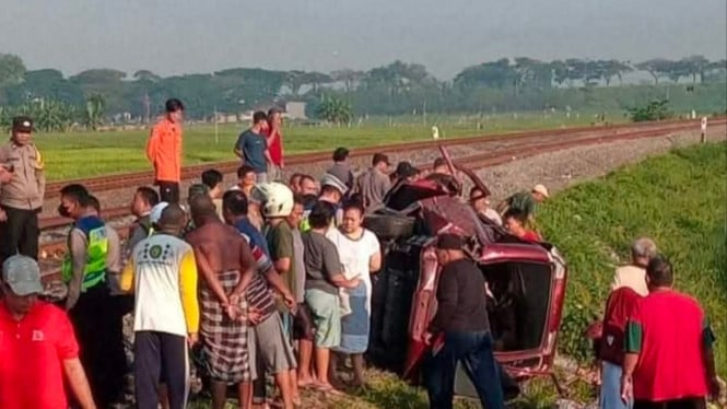 Kecelakaan KA, Argo Merbabu vs minibus di Weleri Kendal.