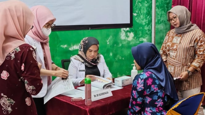 Dokter spesialis periksa ibu hamil di desa lereng Merbabu