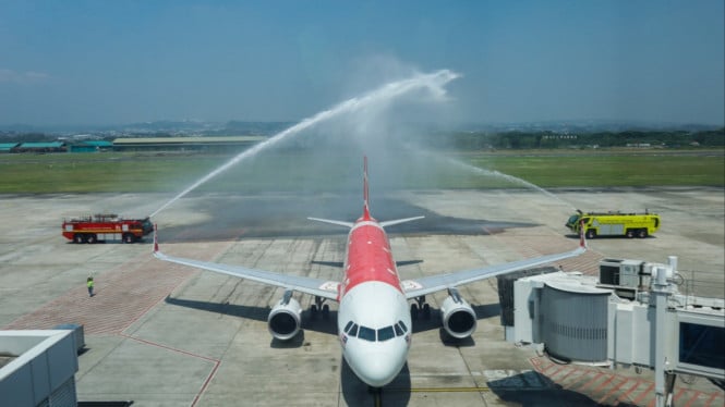 Penerbangan perdana Semarang-Kuala Lumpur di Bandara A. Yani.